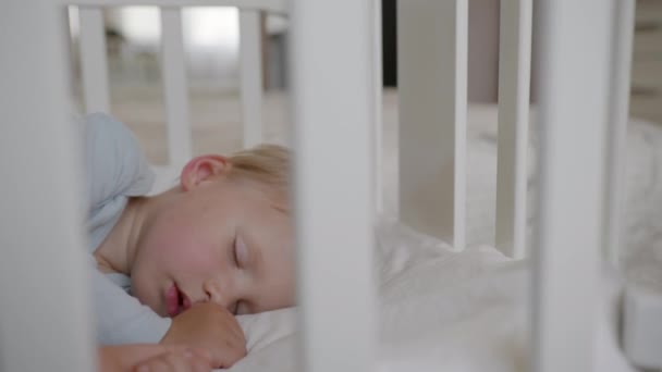 Infanzia, amato bambino addormentato dorme profondamente e vede buoni sogni nella culla — Video Stock