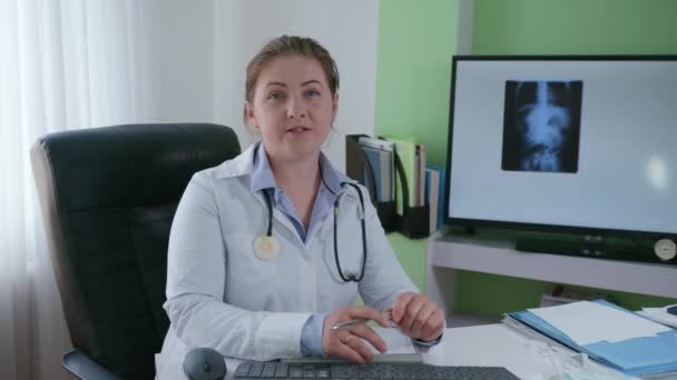 Medicína on-line, žena lékař komunikuje prostřednictvím video komunikace s pacientem a poskytuje pomoc a poradenství — Stock video