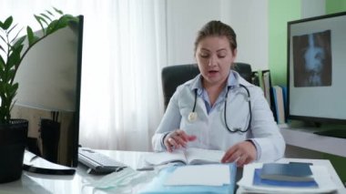 Tıp subayı internet üzerinden iletişim kuruyor, modern teknolojileri kullanarak bilgisayardaki web kameralarını kullanarak hastalara ya da soğuk algınlığına karşı bir ofiste oturmayı tavsiye ediyor.