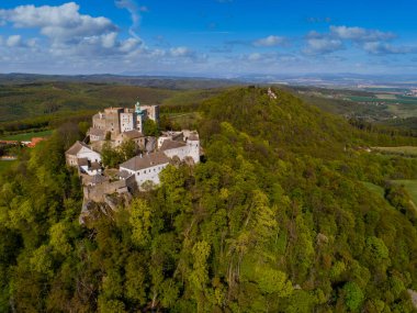Buchlov kalesinin havadan görünüşü ve Moravya manzarasındaki St. Barbora şapeli.