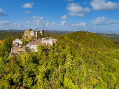 Çek Cumhuriyeti, Moravya manzarasında Buchlov Kalesi ve St. Barbora Şapeli 'nin havadan görünüşü
