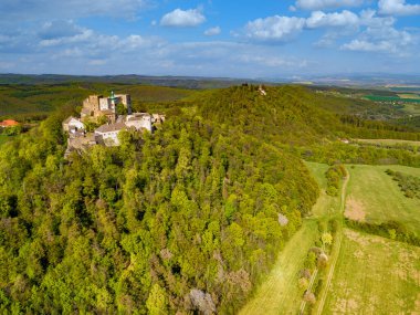 Çek Cumhuriyeti, Moravya manzarasında Buchlov Kalesi ve St. Barbora Şapeli 'nin havadan görünüşü