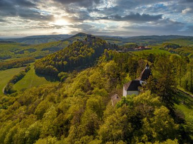 Çek Cumhuriyeti, Moravya manzarasında Buchlov Kalesi ve St. Barbora Şapeli 'nin havadan görünüşü