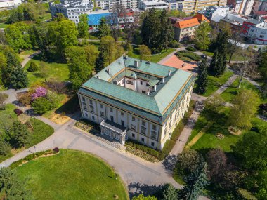 Çek Cumhuriyeti, Moravya 'nın modern kenti Zlin' in merkezindeki kalenin havadan görünüşü