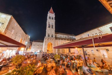 Trogir-Hırvatistan 'ın eski bir kasabası, Trogir' in eski bir kasabasında, yıldızlı bir gökyüzüyle.