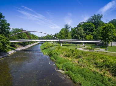 Cieszin ve Çek Tesin arasındaki Olse nehri üzerindeki köylü köprüsünün hava görüntüsü. Çek Cumhuriyeti ile Polonya arasındaki Sınır, Park Sportowy