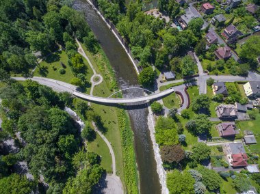 Cieszin ve Çek Tesin arasındaki Olse nehri üzerindeki köylü köprüsünün hava görüntüsü. Çek Cumhuriyeti ile Polonya arasındaki Sınır, Park Sportowy