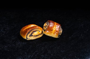 Koyu arkaplanda taze czech keki. Çok çözümsel ve tatlı. Avrupa kahvaltısı ya da Çek kahvaltısının bir parçası..