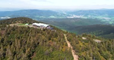 Serak Dağı 'nın tepesinin havadan görünüşü. Turist ahşap kulübesi nerede?
