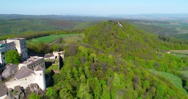 Vista Aérea Del Castillo Buchlov Capilla San Barbora Paisaje Moravia — Vídeo de stock