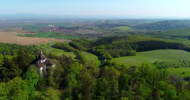 Luchtfoto Van Kasteel Buchlov Kapel Van Barbora Het Moravië Landschap — Stockvideo