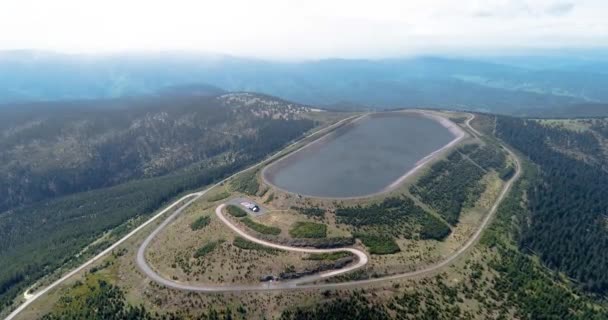 Vedere aeriană a rezervorului de apă și a centralei electrice Dlouhe Strane din munții Jeseniky — Videoclip de stoc