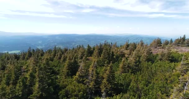 Letecký pohled na vrchol hory Serak, kde se nachází turistická dřevěná chata — Stock video
