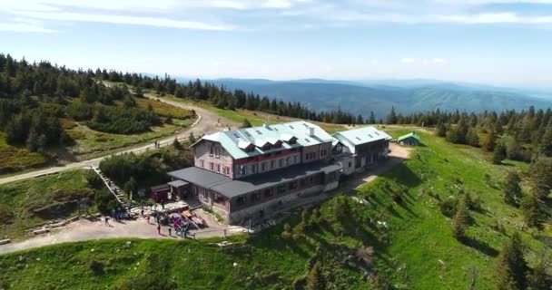 Letecký pohled na vrchol hory Serak, kde se nachází turistická dřevěná chata — Stock video