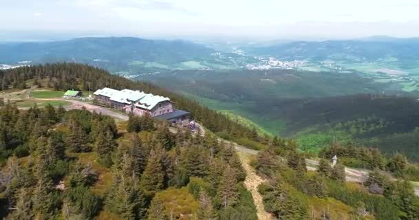 Letecký pohled na vrchol hory Serak, kde se nachází turistická dřevěná chata — Stock video