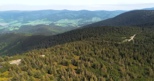 Widok z lotu ptaka na szczyt góry Serak gdzie znajduje się drewniany domek turystyczny — Wideo stockowe