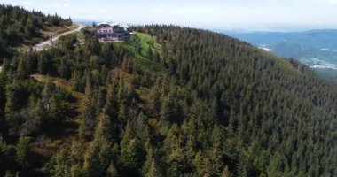 Serak Dağı 'nın tepesinin havadan görünüşü. Turist ahşap kulübesi nerede?