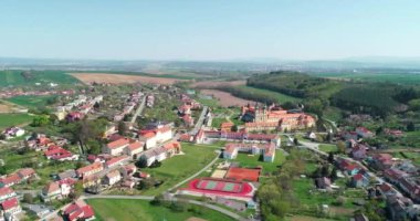 Aziz Cyrillus ve Methodius bazilikası olan güzel, eski bir manastır binası olan Velehrad köyünün hava manzarası..