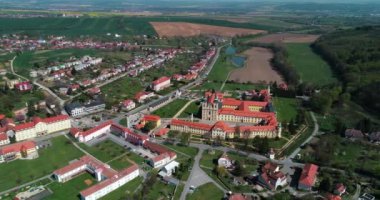 Aziz Cyrillus ve Methodius bazilikası olan güzel, eski bir manastır binası olan Velehrad köyünün hava manzarası..