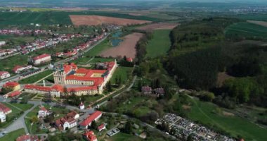 Aziz Cyrillus ve Methodius bazilikası olan güzel, eski bir manastır binası olan Velehrad köyünün hava manzarası..