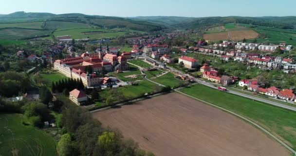 Flygfoto över byn Velehrad, där är en vacker före detta kloster byggnader med basilika Saint Cyrillus och Methodius. — Stockvideo