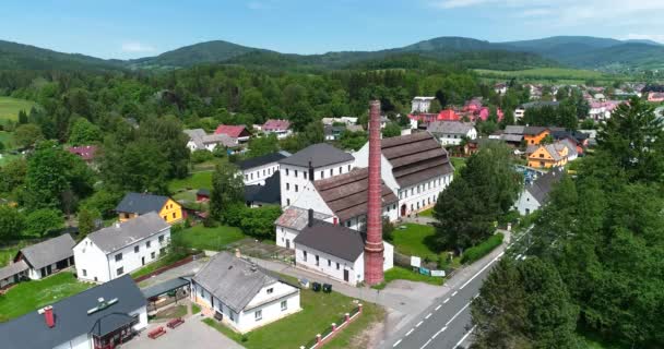Luftaufnahme des Papiermuseums in der Stadt Velke Losiny — Stockvideo