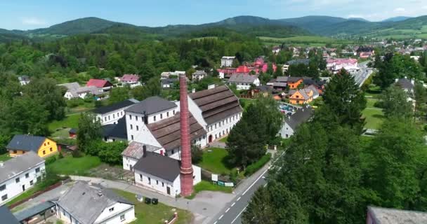 Luftaufnahme des Papiermuseums in der Stadt Velke Losiny — Stockvideo