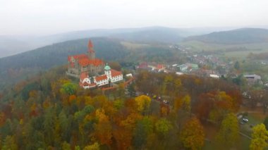 Sonbahar manzarasında romantik peri kalesi Bouzov 'un havadan görünüşü. Moravya, Çek Cumhuriyeti.