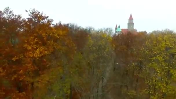 Luftaufnahme Des Romantischen Märchenschlosses Bouzov Herbstlicher Landschaft Mähren Tschechische Republik — Stockvideo