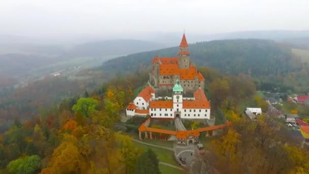 秋天风景中的浪漫仙境城堡布佐夫的空中风景 捷克共和国 摩拉维亚 — 图库视频影像