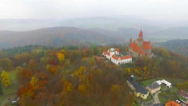 Uitzicht Vanuit Lucht Het Romantische Sprookjeskasteel Bouzov Het Herfstlandschap Moravië — Stockvideo