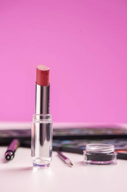 Makyaj aksesuarları ayarlama