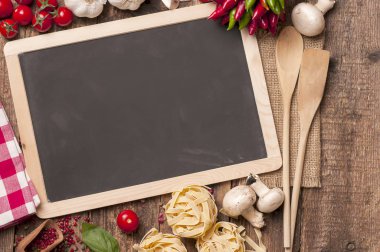 Kara tahta, domates, fesleğen ve ol arka plan yemek makarna