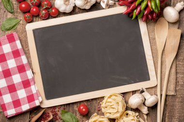 Kara tahta, domates, fesleğen ve ol arka plan yemek makarna
