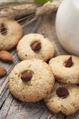 Badem ve bir kavanoz süt ile kepekli bisküvi