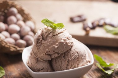 Fındıklı Dondurma ahşap arka plan üzerinde kapat