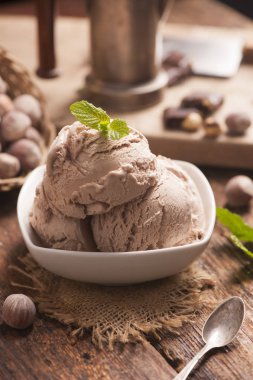 Fındıklı Dondurma ahşap arka plan üzerinde kapat