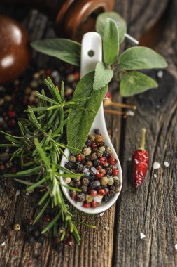  ahşap arka plan üzerine bir kaşık biber