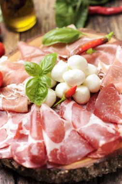 Mozzarella peyniri ile İtalyan meze