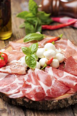 Mozzarella peyniri ile İtalyan meze