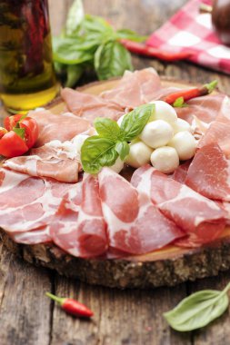 Mozzarella peyniri ile İtalyan meze