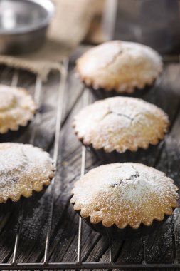 Çikolata muffin kahverengi peçete ve rustik ahşap masa