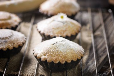 Çikolata muffin kahverengi peçete ve rustik ahşap masa