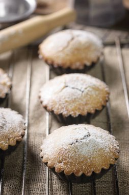 Çikolata muffin kahverengi peçete ve rustik ahşap masa