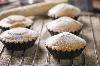 Çikolata muffin kahverengi peçete ve rustik ahşap masa
