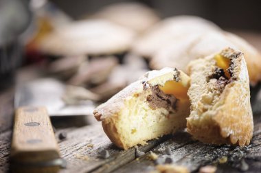 Çikolata muffin kahverengi peçete ve rustik ahşap masa