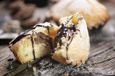 Çikolata muffin kahverengi peçete ve rustik ahşap masa