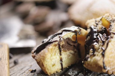 Çikolata muffin kahverengi peçete ve rustik ahşap masa