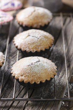 Çikolata muffin kahverengi peçete ve rustik ahşap masa