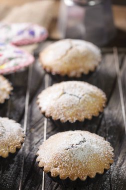 Çikolata muffin kahverengi peçete ve rustik ahşap masa